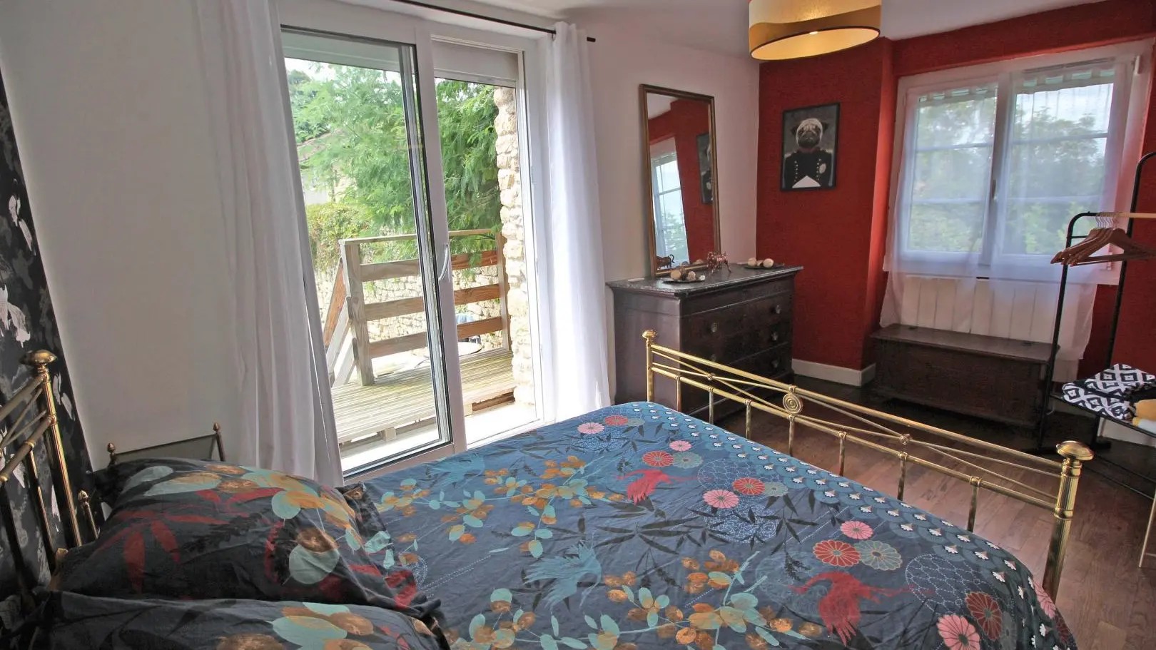 Gîte Evasimone à Chateauponsac en Haute-Vienne (Nouvelle Aquitaine) - chambre ouvrant sur balcon et piscine_27