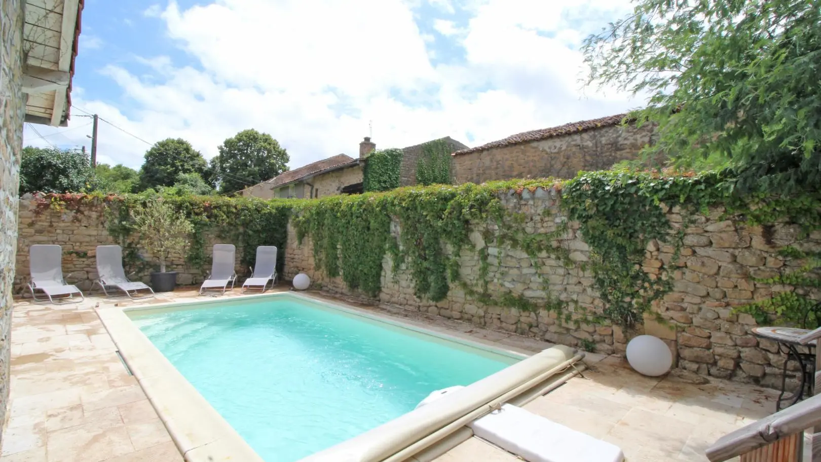 Gîte Evasimone à Chateauponsac en Haute-Vienne (Nouvelle Aquitaine)- patio avec piscine_2