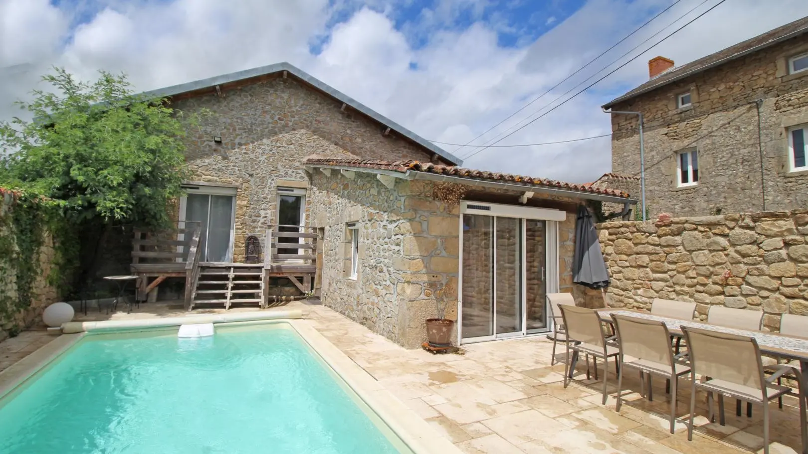 Gîte Evasimone à Chateauponsac en Haute-Vienne (Nouvelle Aquitaine)- le patio avec la piscine_38