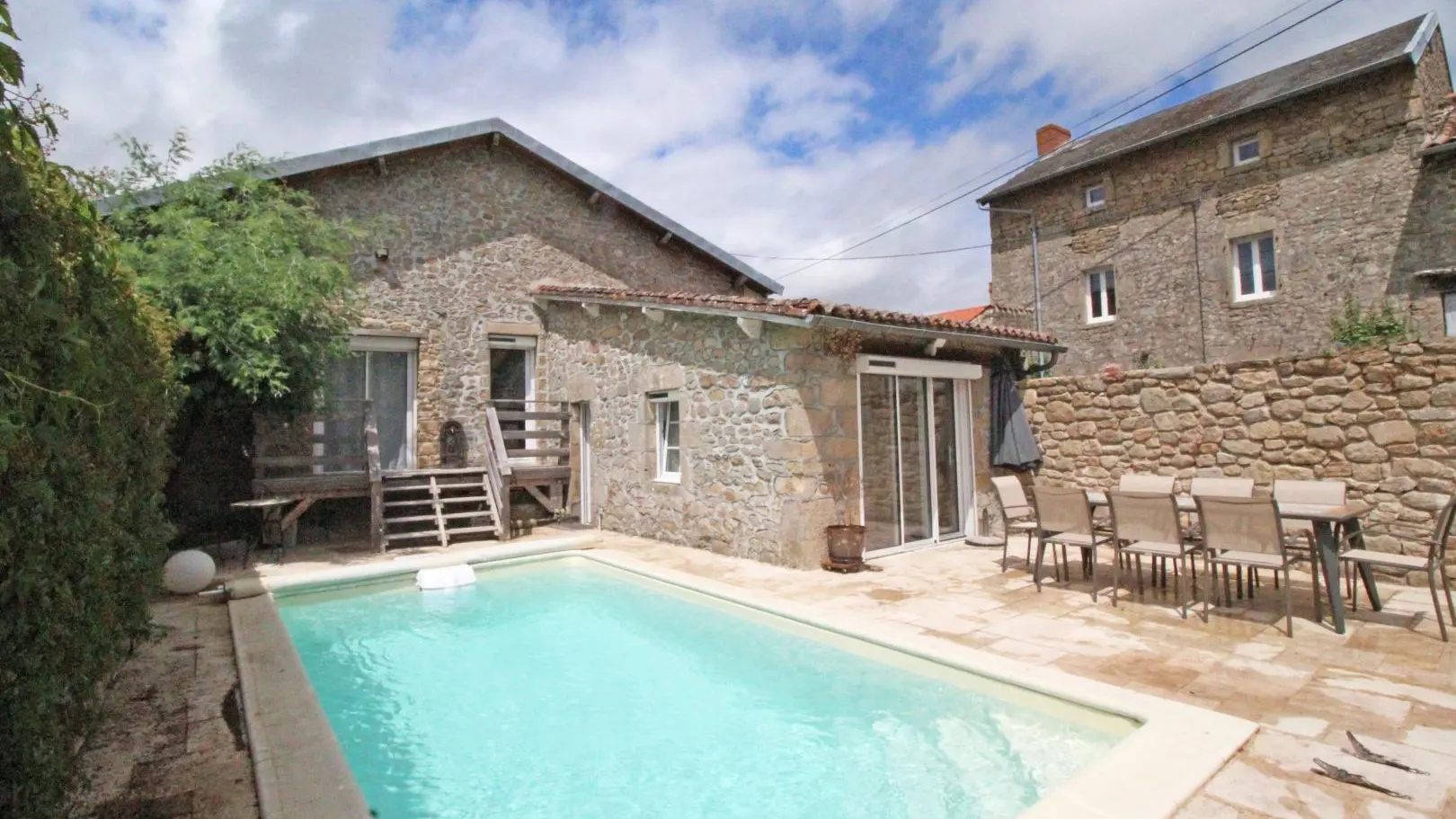 Gîte Evasimone à Chateauponsac en Haute-Vienne (Nouvelle Aquitaine) - le patio avec la piscine_37