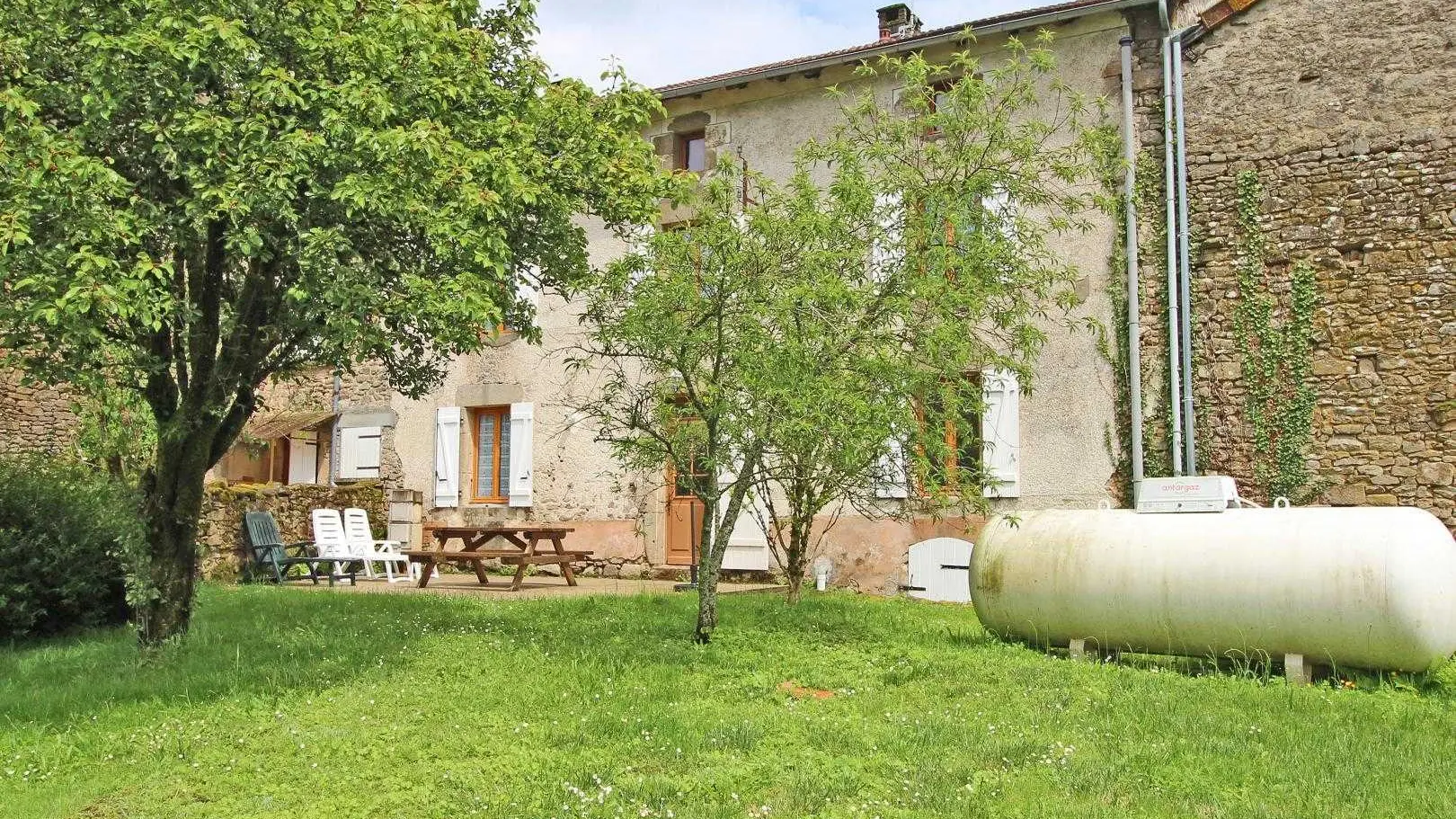 Gîte de Chasseneuil à Saint Symphorien sur Couze en Haute-Vienne (Nouvelle Aquitaine) - côté jardin_21