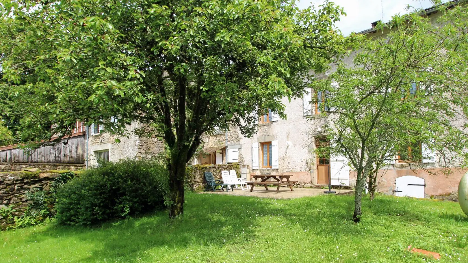 Gîte de Chasseneuil à Saint Symphorien sur Couze en Haute-Vienne (Nouvelle Aquitaine) - côté jardin_1