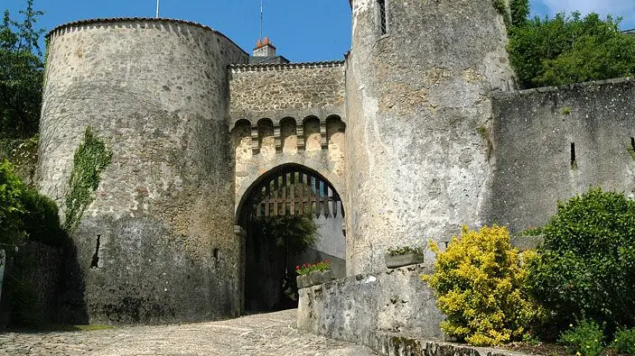 Le sentier des pierres blanches au Dorat en Limousin_1