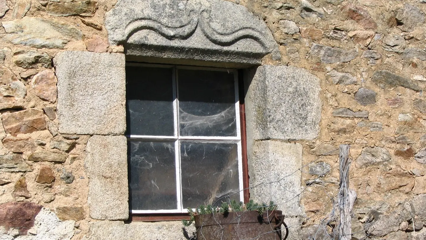 Linteau sculptée, village de Chenevières_2