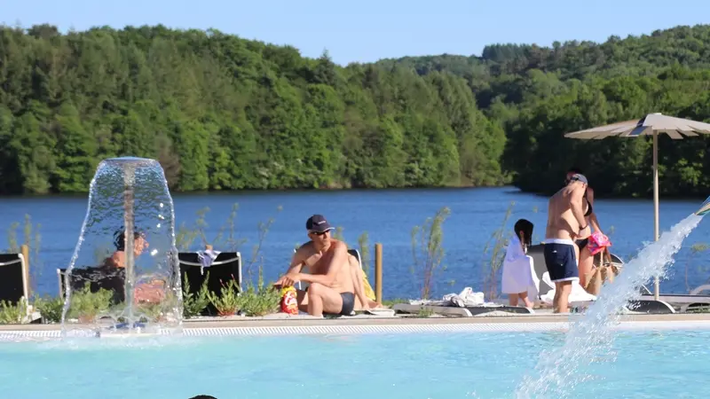 Piscine aqualudique du Lac de Saint-Pardoux - Bassin extérieur et lac_7