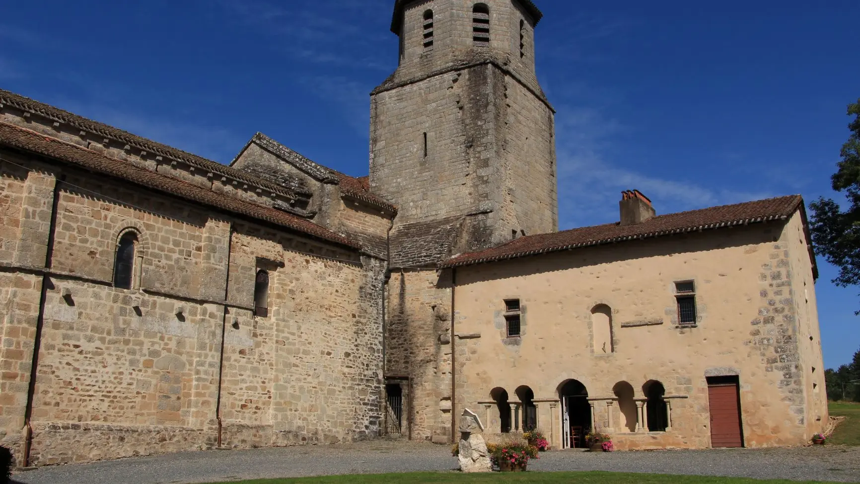 Eglise Saint-Eutrope aux Salles Lavauguyon_1