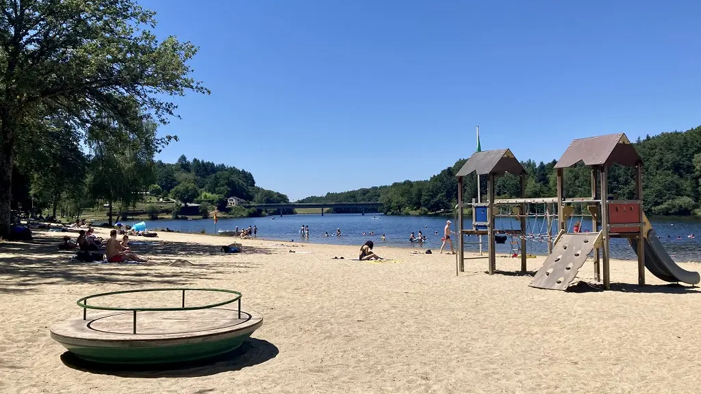 Plage du lac de Ste Hélène, à Bujaleuf_4