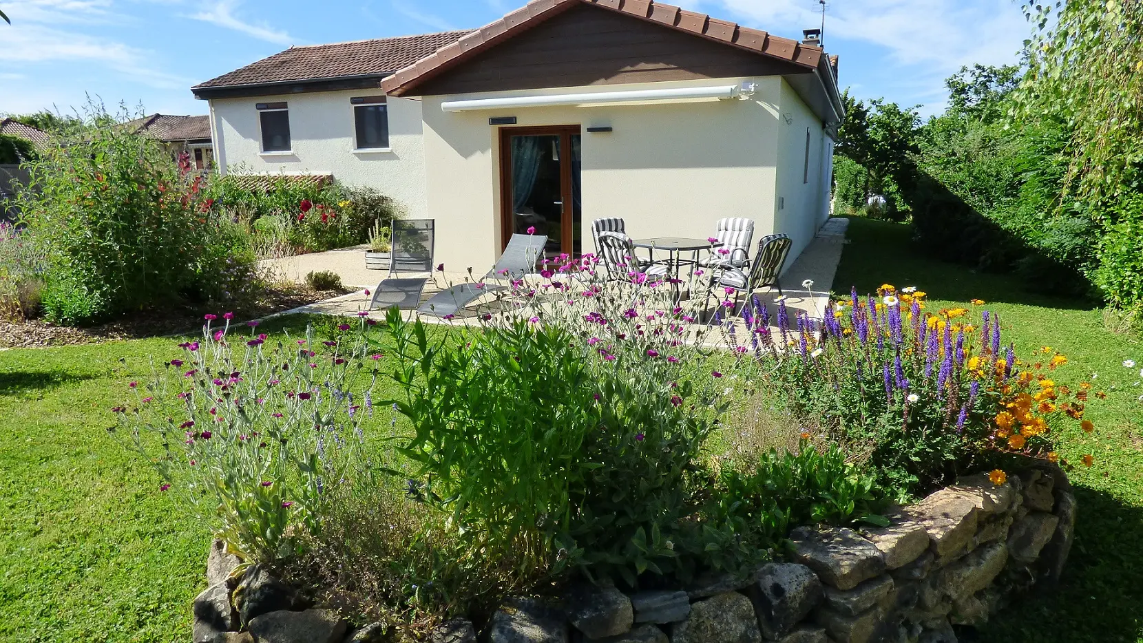 Maison et terrasse L'Aixette_1