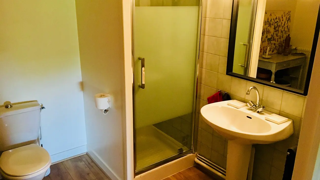 Salle de douche + WC de la chambre de la Chevêche_7