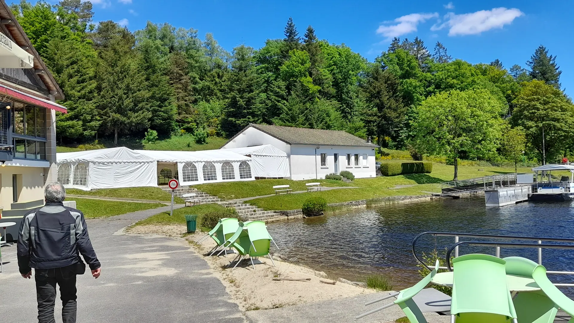 Infrastructure exterieure en bord de lac
