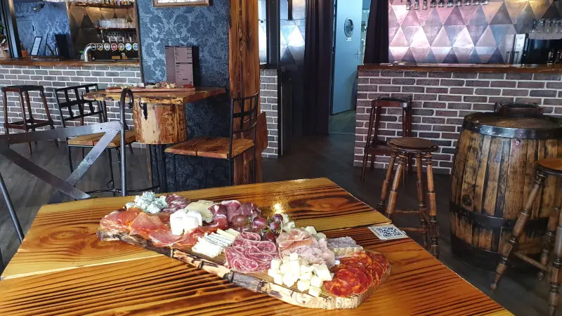 Vue bar et plateau fromage charcuterie