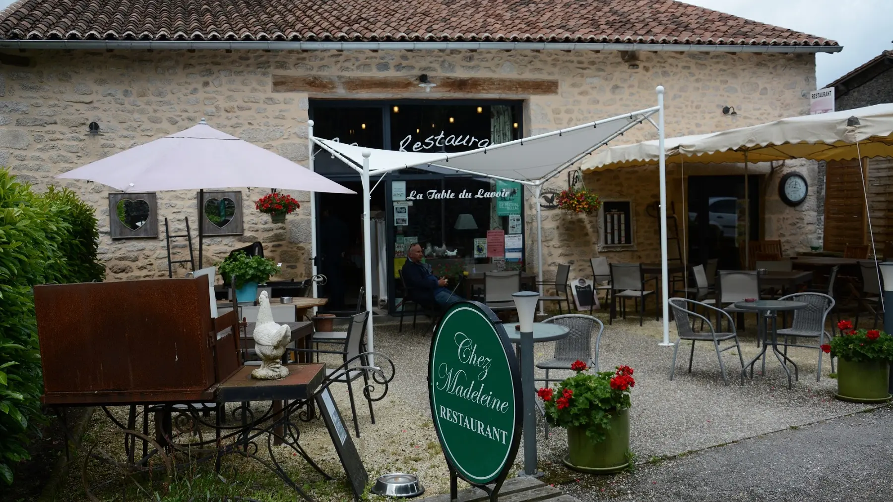 restaurant 'La table du lavoir' vu depuis la rue_1