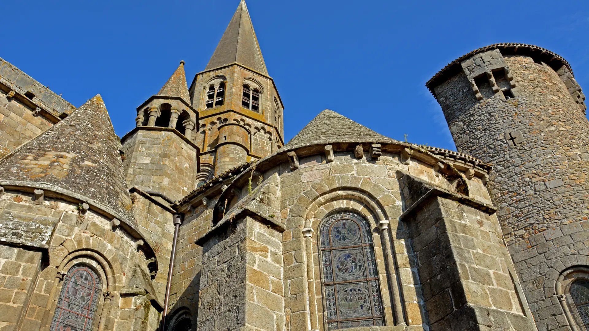 Vue sur l'abside de la collégiale Le Dorat_7