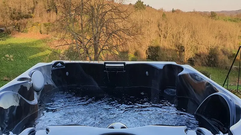 Jacuzzi avec vue sur la vallée