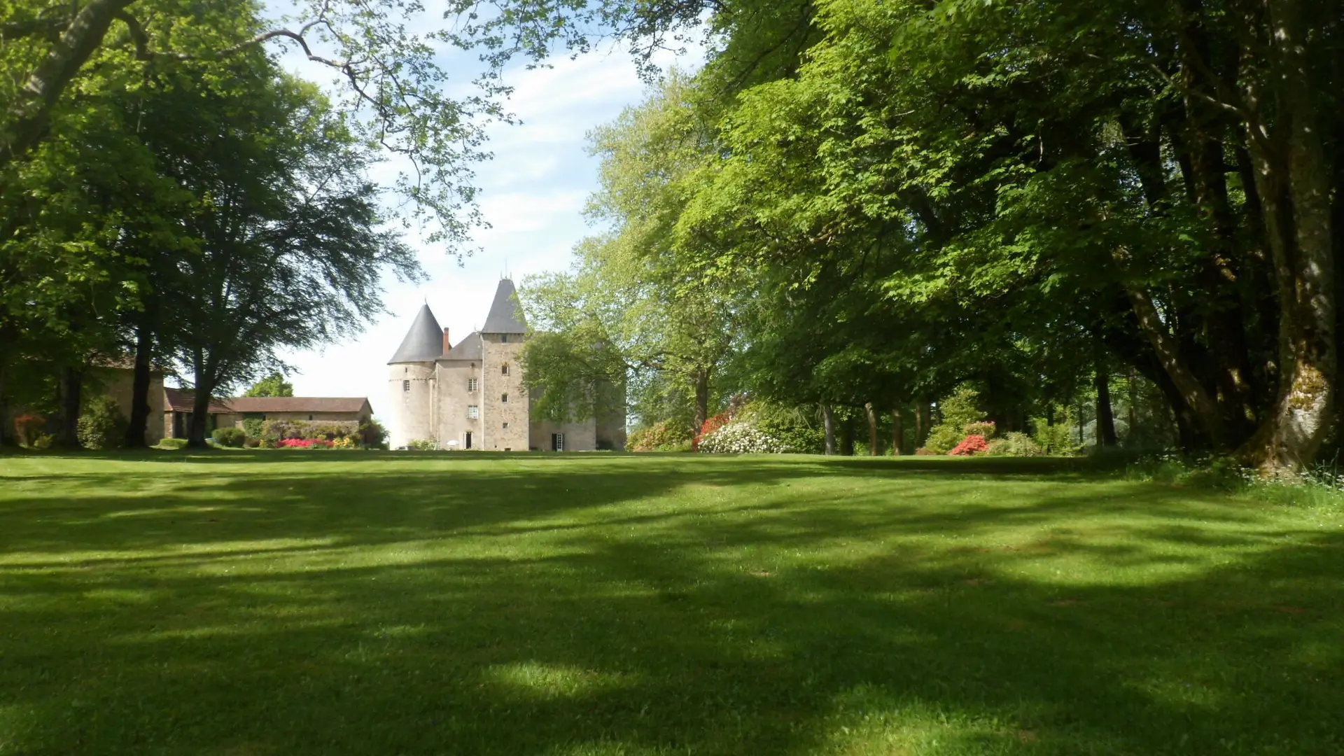 Le Château de Brie et son parc paysager fleuri