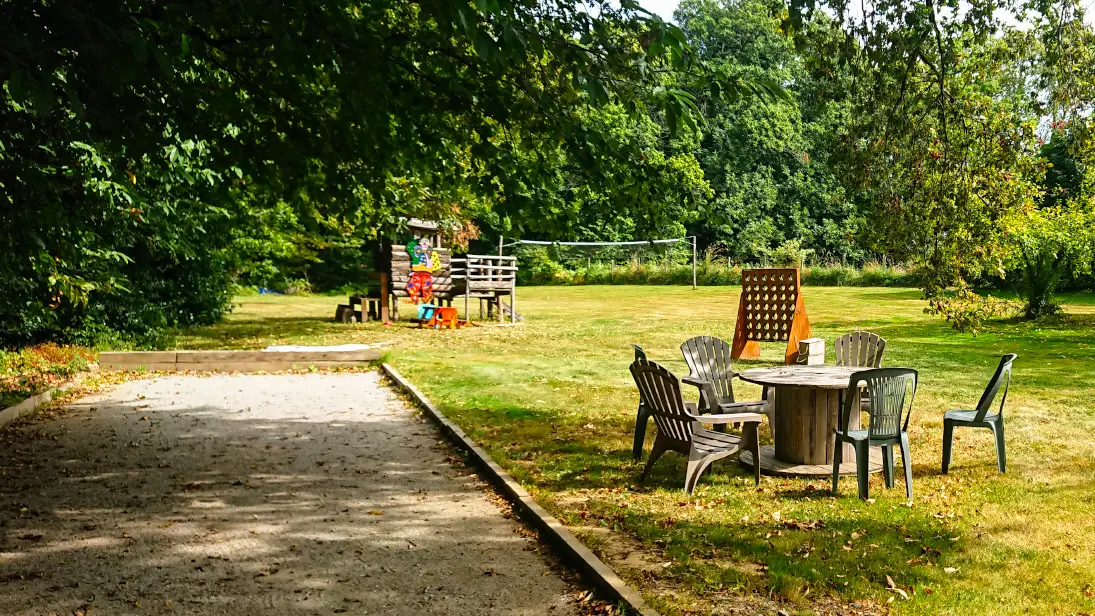 terrain-de-pétanque-et-aire-de-jeux-pour-enfants-gîte-de-freyssinet