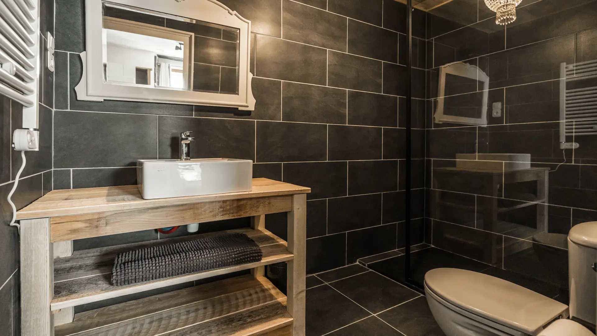 vakantiehuis-dordogne-la-bastide-badkamer-schitterende-badkamer-met-inloop-douche-539