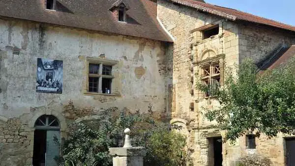 vieux château à Vicq Sur Breuilh