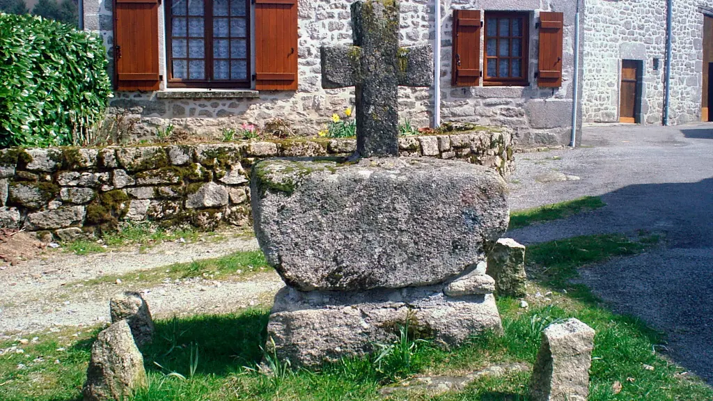 Croix près de la table de pique-nique