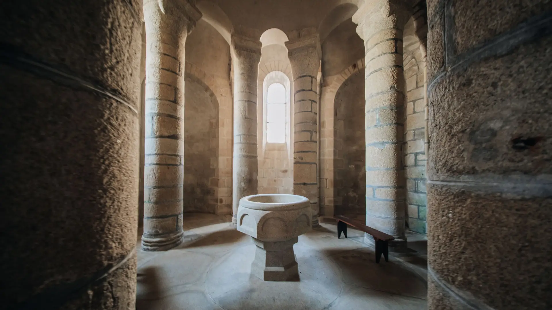 Baptistère de la collégiale de Saint-Léonard de Noblat site UNESCO en Limousin sur les chemins de Compostelle