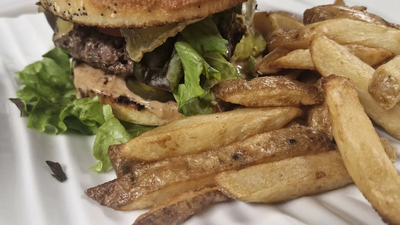 Burger limousin à l'Auberge Saint Martin bar restaurant à Saint Martin Terressus