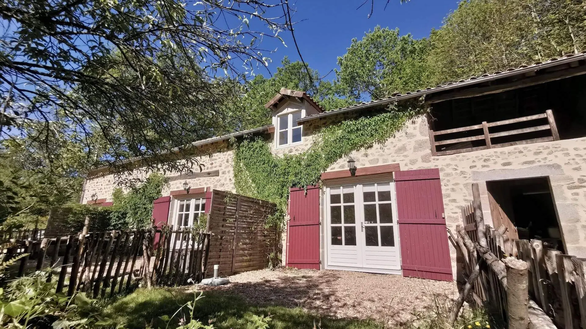 Cerisier-exterior-with-garden-web