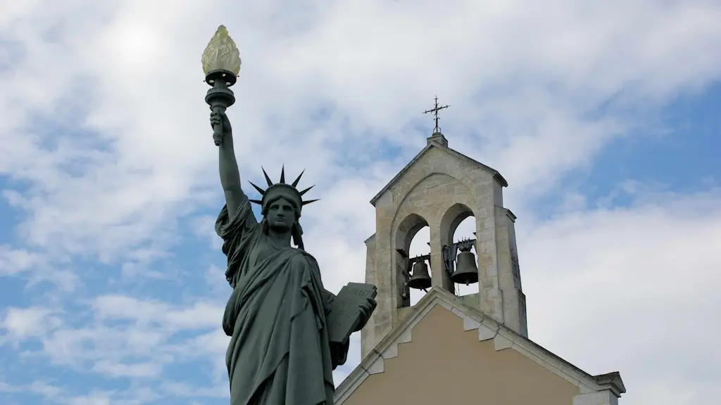 Monument aux Morts et église de Châteauneuf-la-Forêt