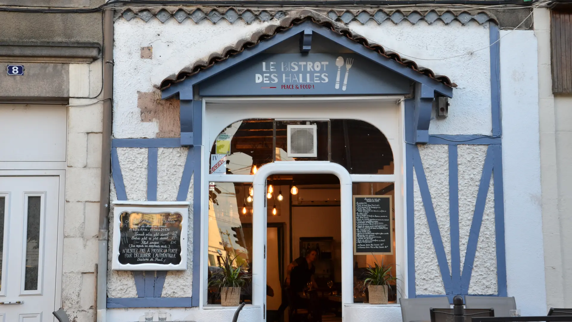 Le Bistrot des Halles, où la fraîcheur locale rencontre la cuisine raffinée.