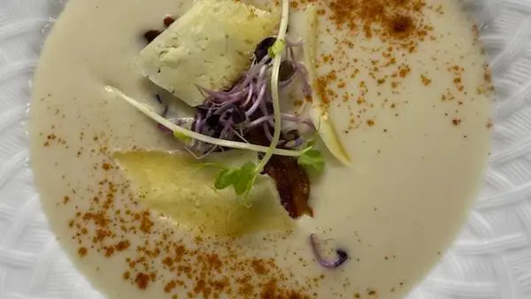 Crème d'asperges copeaux de Joncheix et lard grillé à l'Auberge Saint Martin pour la Fête des Mères