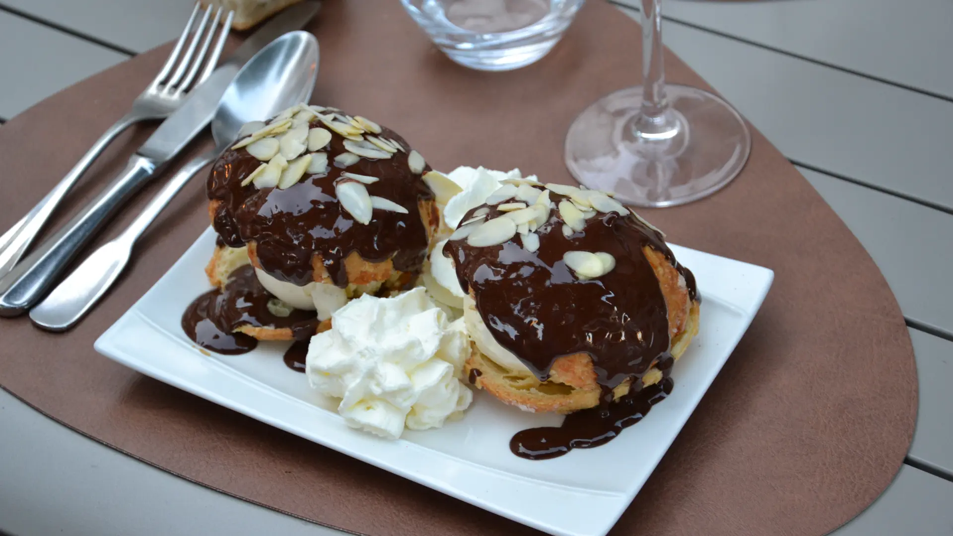 Profiteroles et glace vanille, chocolat chaud maison