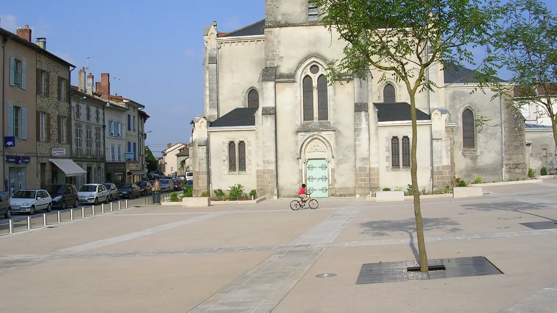 Eglise Ste Croix-nouvelle place de l'église