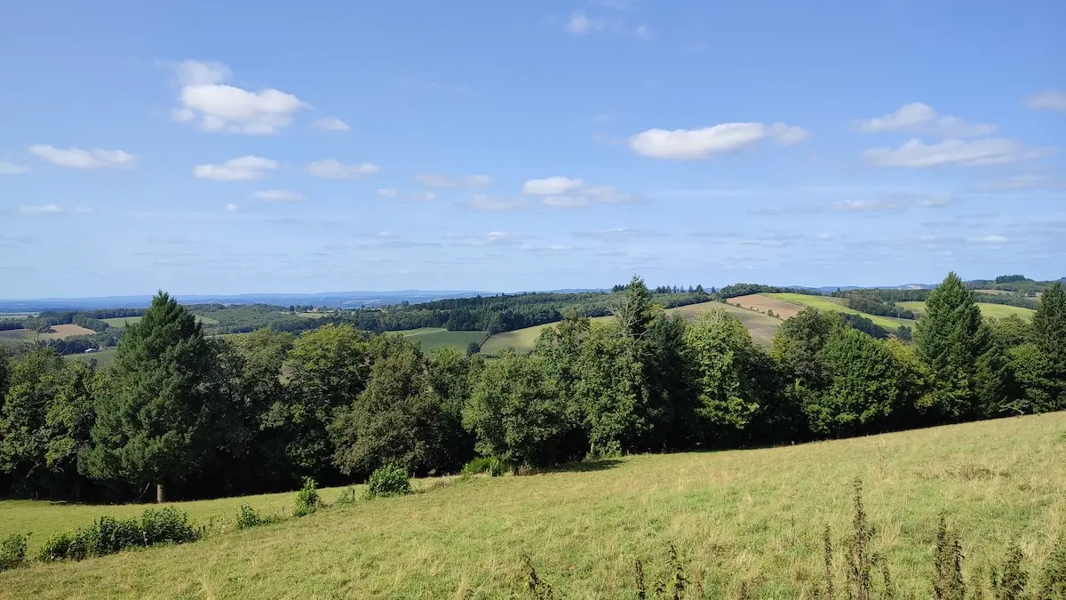 GRPMBL - Chemin de Sainte-Anne - Vue dégagée - Sainte-Anne-Saint-Priest (c) Pays Monts et Barrages