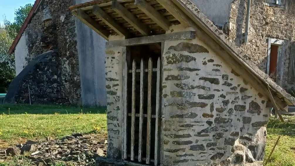 Glanges sentier du Theillaumas puits restauré