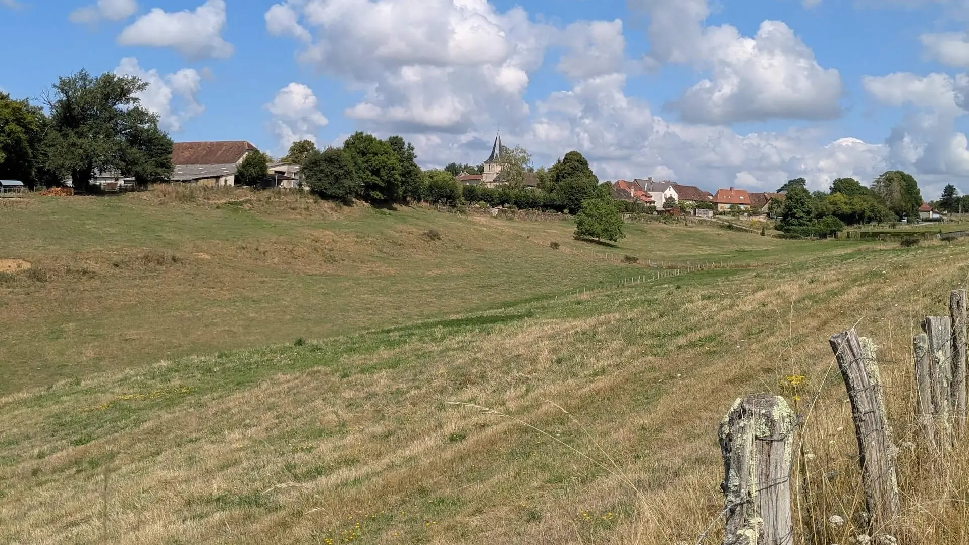 Glanges sentier du Theillaumas village