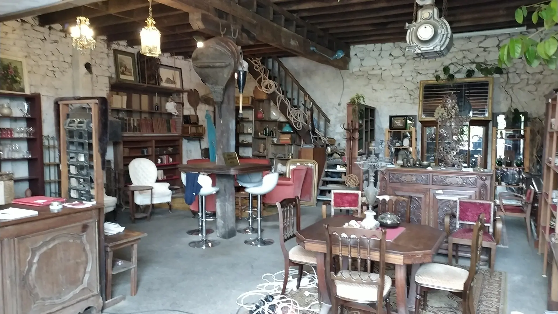 Grand espace café brocante et fripperie à Saint-Léonard de Noblat