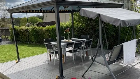 terrasse avec table de jardin et balancelle