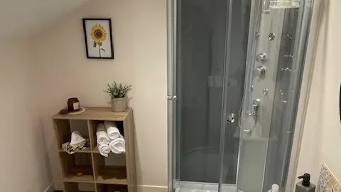 salle de bain attenante à la chambre pour 3 personnes