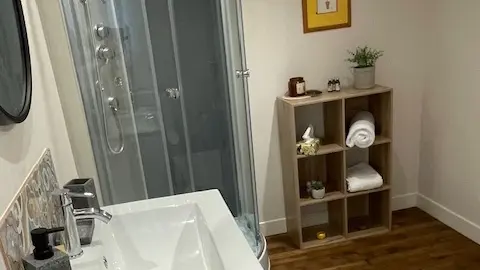 salle de bain attenante à la chambre pour 4 personnes