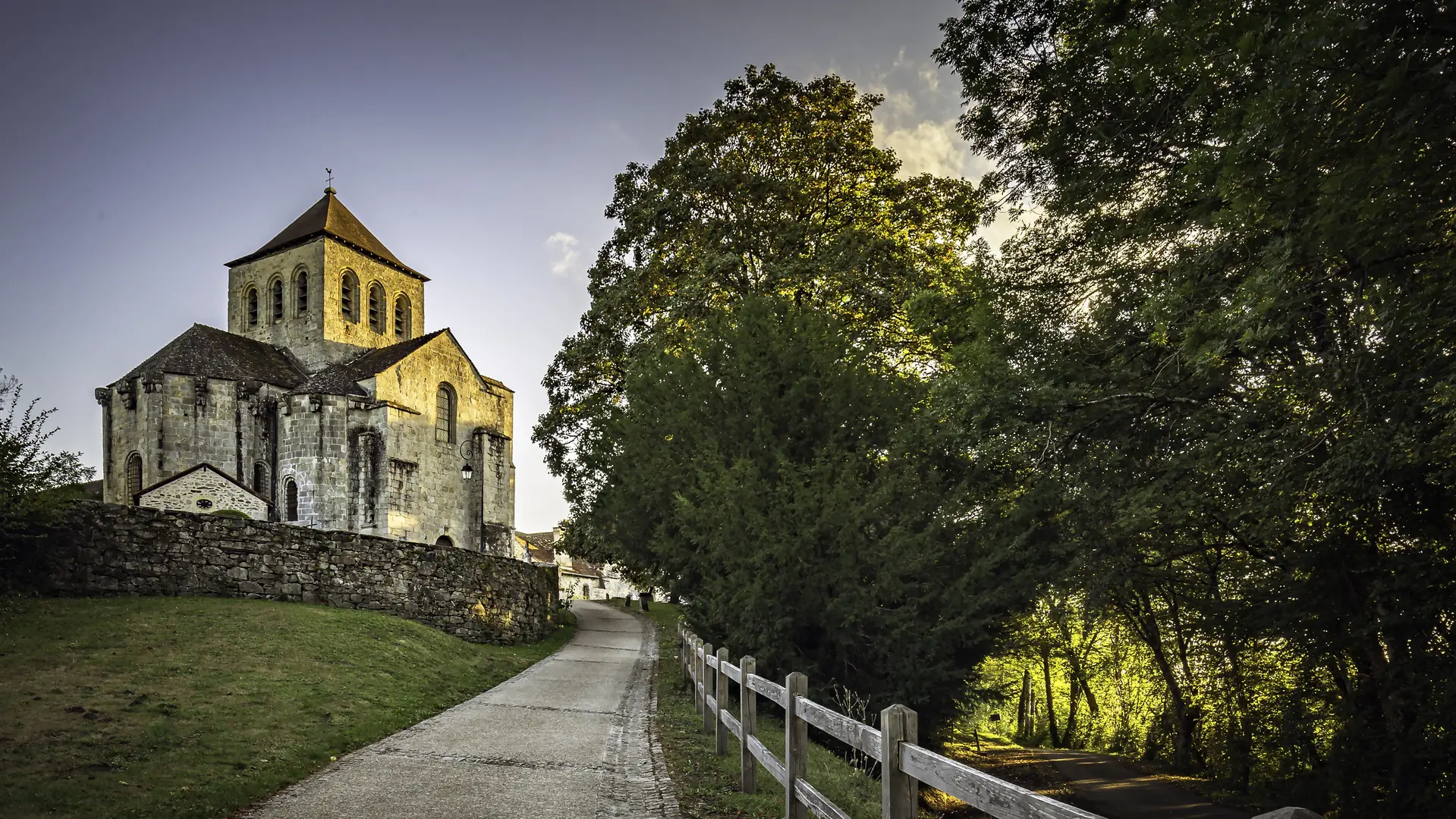 Le Chalard, église romane et cimetière des moines