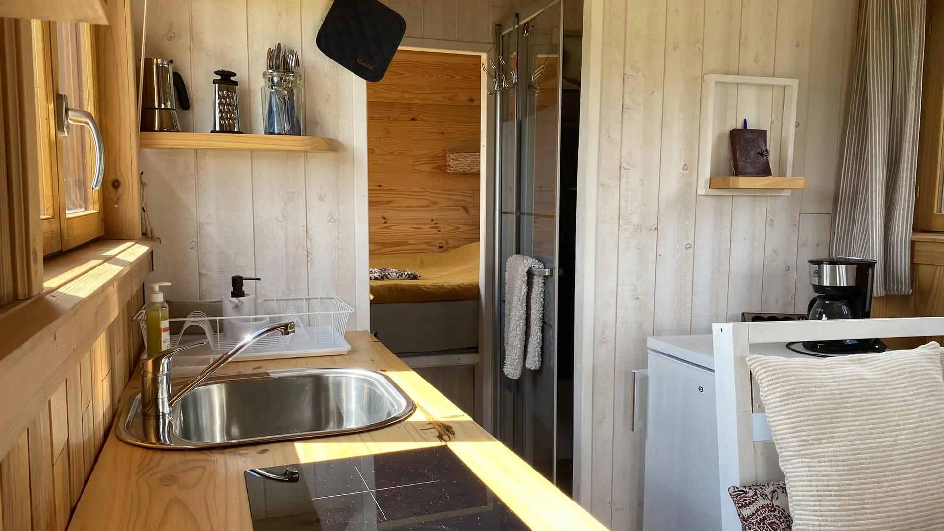 Roulotte minimaliste, construite en matériaux naturels et sa kitchenette