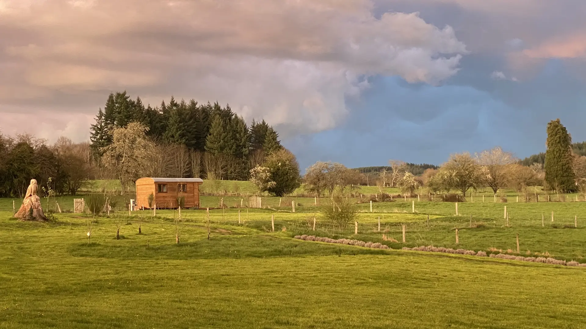 La roulotte sous un beau ciel pastel