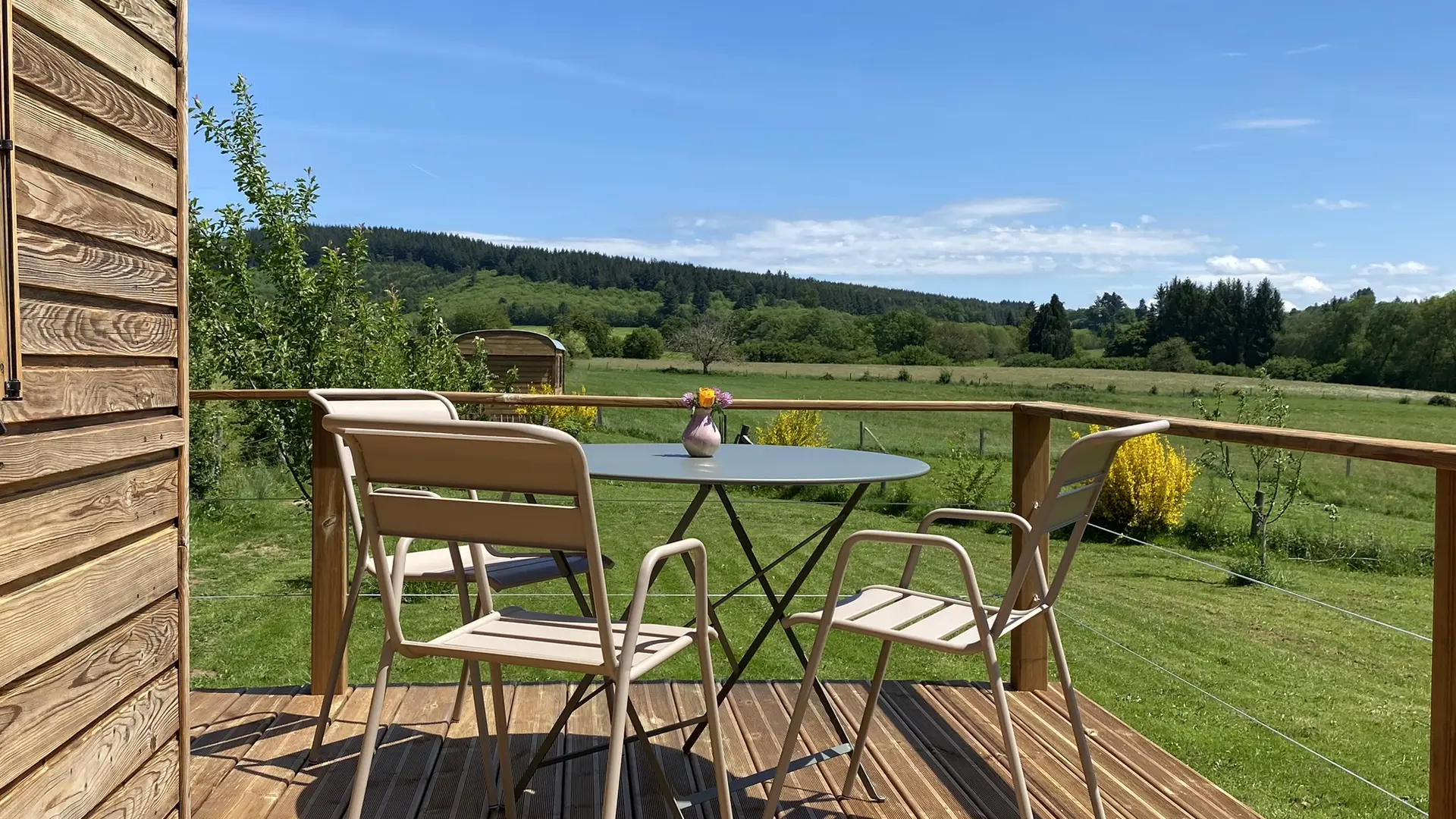 Roulotte du Verger et sa terrasse plein sud donnant sur la nature