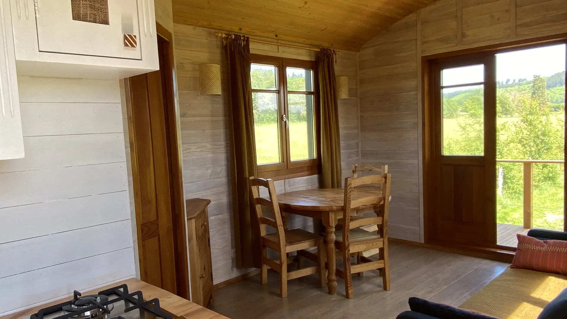 Roulotte du Verger, séjour depuis la kitchenette