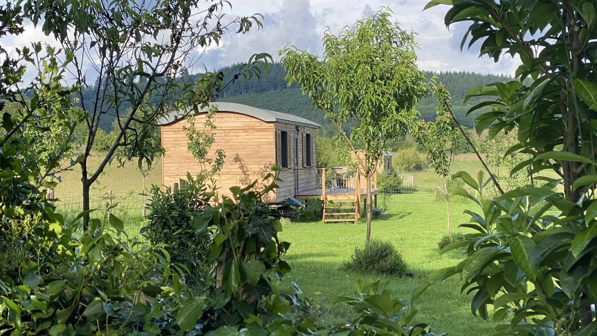 Roulotte du Verger dans son paysage naturel