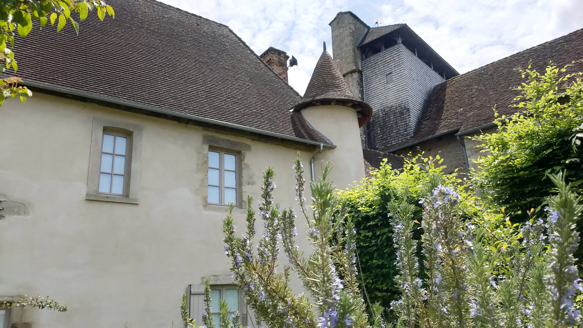 Façade du presbytère côté bourg, avec la tourelle