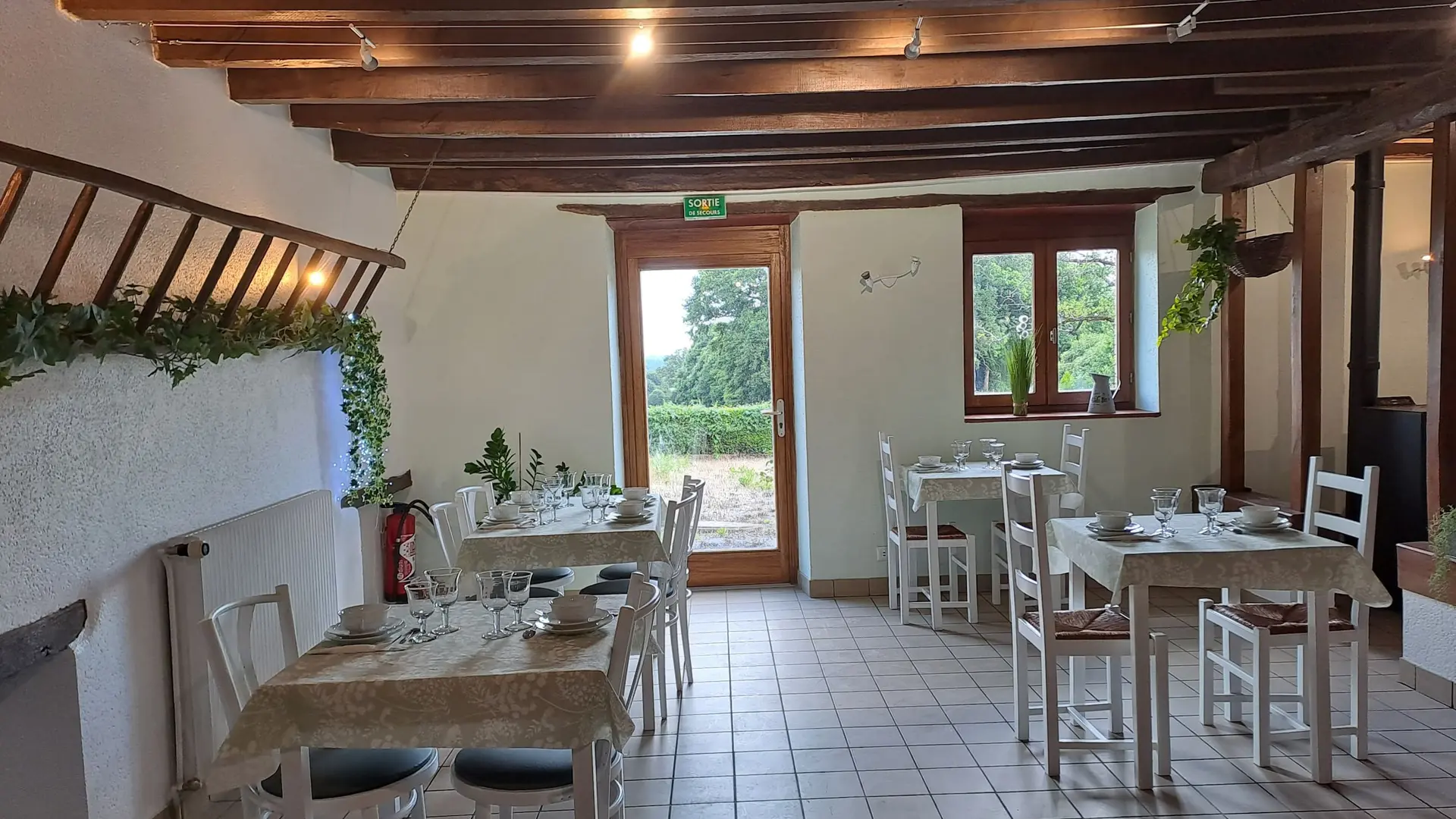 Intérieur du restaurant So Tea's à Moissannes