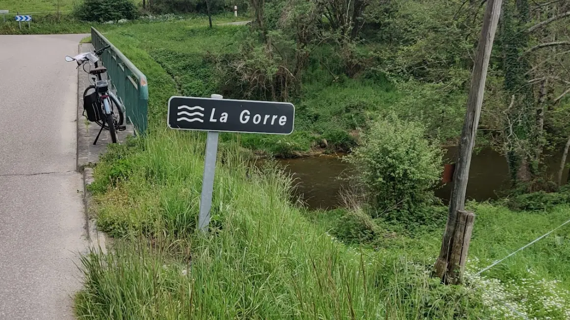 Vélo_sur_le_pont_de_la_Gorre