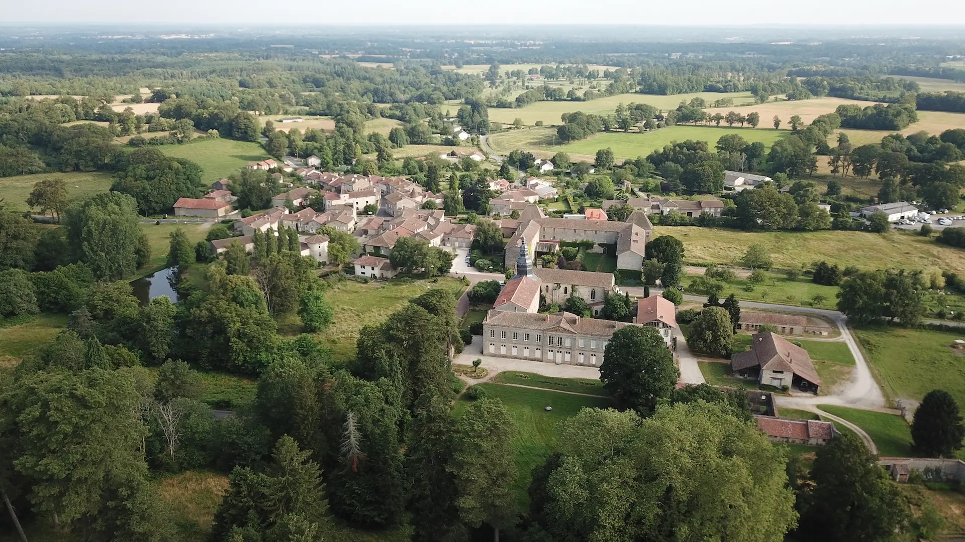 Mortemart_vue aérienne_des couvents