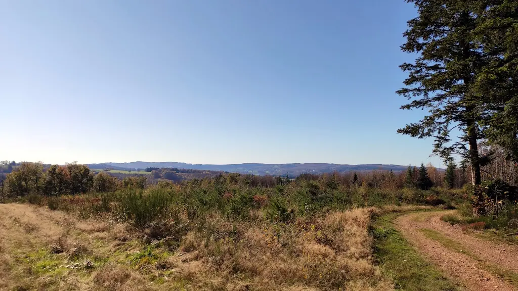 Vue sur le massif de Chateauneuf (Neuvic-Entier)
