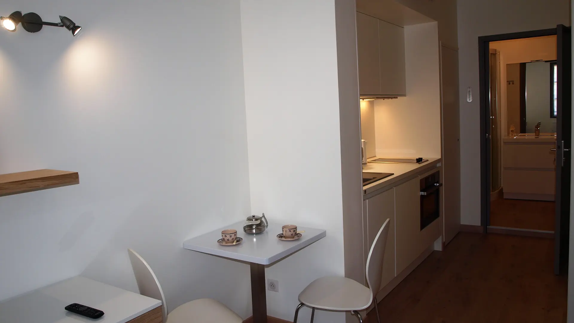 Appart 2: vue sur kitchenette et salle de bain